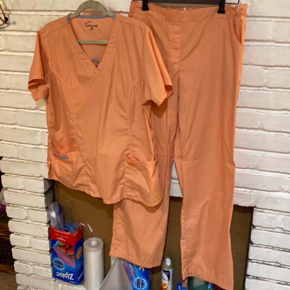 Scrub set